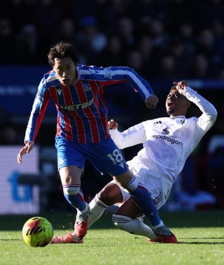 　後半４０分まで出場したクリスタルパレスの鎌田大地（左）＝３０日（ゲッティ＝共同）