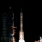 　有人宇宙船「神舟２１号」を載せ、打ち上げられたロケット「長征２号Ｆ遥２１」＝３１日、中国・酒泉衛星発射センター（共同）