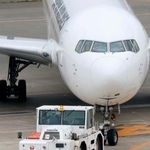 　航空機をけん引するトーイングトラクター＝１０月、羽田空港