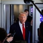 　大統領専用機内で記者団の取材に応じるトランプ米大統領＝１０月３１日、米東部メリーランド州（ゲッティ＝共同）