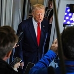 　大統領専用機内で取材に応じるトランプ米大統領＝１０月３１日（ゲッティ＝共同）