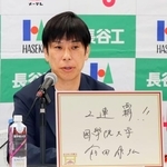 　全日本大学駅伝を前に記者会見する国学院大の前田康弘監督＝１日、名古屋市