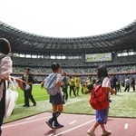 　試合前にピッチを見学する参加者＝１日午前、東京・国立競技場