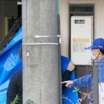 　事件があったアパートを現場検証するため、シートを張る愛知県警の捜査員＝１日午後、名古屋市西区