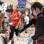 　山口県下関市で始まった「三つの日本一　ふく・くじら・あんこう祭り」でふるまわれたクジラの串カツ＝１日午後