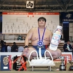 　個人戦で優勝し笑顔を見せる日体大の杉本弘樹＝堺市大浜相撲場