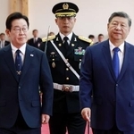 　公式歓迎行事に出席した中国の習近平国家主席（右）と韓国の李在明大統領＝１日、韓国・慶州（聯合＝共同）