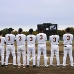 　長嶋茂雄さんの代名詞である背番号３のＴシャツを着用した巨人ＯＢら＝１日午前、千葉県佐倉市