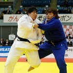 　女子７８キロ超級決勝　冨田若春（右）を攻める素根輝。復帰戦で初優勝＝千葉ポートアリーナ