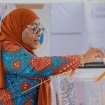 　大統領選が行われたタンザニアで、票を投じるサミア大統領＝１０月２９日、ドドマ（ＡＰ＝共同）