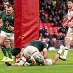 　日本-南アフリカ　後半、トライを決める矢崎（下左）＝ロンドン（共同）