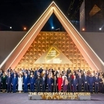 　大エジプト博物館の開館式に参加するシシ大統領（中央）ら＝１日、カイロ近郊ギザ（エジプト大統領府提供・ＡＰ＝共同）