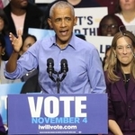 　米東部ニュージャージー州知事選の民主党候補の集会で演説するオバマ元大統領＝１日、同州ニューアーク（ゲッティ＝共同）