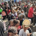 　ガザ地区の食料配給所に集まるパレスチナ人ら＝１日（ゲッティ＝共同）