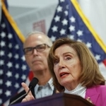 　米サンフランシスコで開かれた記者会見で話す民主党のペロシ元下院議長＝２日（Ｌｅａ　Ｓｕｚｕｋｉ／Ｓａｎ　Ｆｒａｎｃｉｓｃｏ　Ｃｈｒｏｎｉｃｌｅ提供、ＡＰ＝共同）