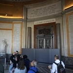 　窃盗被害を受け、一部が閉鎖されたままのルーブル美術館＝１０月３０日、パリ（ゲッティ＝共同）