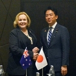 　ニュージーランドのコリンズ国防相（左）と握手する小泉防衛相＝２日、クアラルンプール（共同）