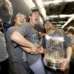 　米大リーグ、ワールドシリーズ２連覇を達成し、シャンパンファイトで盛り上がるドジャースの（左から）大谷翔平、山本由伸、トロフィーを持つ佐々木朗希＝２日、トロント（共同）