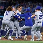 　米大リーグ、ブルージェイズとのワールドシリーズ第７戦を制して２連覇を達成し、喜ぶドジャースの山本由伸（左から３人目）ら＝２日、トロント（共同）