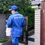 　安福久美子容疑者の自宅を家宅捜索した捜査員＝２日午後、名古屋市港区