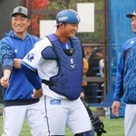 　笑顔で練習を見守るＤｅＮＡの相川監督（左）＝２日、神奈川県横須賀市