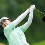 　女子ゴルフメイバンク選手権の最終ラウンド、１２番でティーショットを放つ山下美夢有。プレーオフを制し逆転優勝した＝２日、マレーシア・クアラルンプールのクアラルンプール・クラブ（共同）