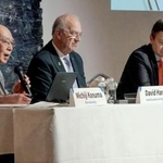 　パグウォッシュ会議で公開討論する物理学者の小沼通二慶応大名誉教授（左端）ら＝２日午後、広島市