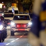 　パレスチナのイスラム組織ハマスから引き渡された人質の遺体を載せたとみられる車列＝２日、イスラエル中部テルアビブ（共同）