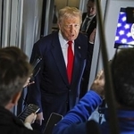 　大統領専用機内で取材に応じるトランプ米大統領＝１０月３１日（ゲッティ＝共同）