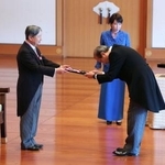 　文化勲章の親授式で、天皇陛下から勲章を受ける今年のノーベル化学賞に選ばれた錯体化学の北川進さん＝３日午前、宮殿・松の間（代表撮影）