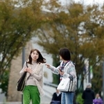 　「木枯らし１号」が吹いた大阪市内を歩く人たち＝３日午後