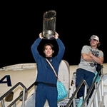 　チャーター機でロサンゼルスに到着し、優勝トロフィーを掲げるドジャース・山本（ドジャースの球団公式Ｘから）