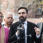 　米ニューヨーク市長選のイベントで話すマムダニ氏（中央）＝１日（ゲッティ＝共同）