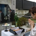 　和歌山県新宮市で営まれた作家佐藤春夫をしのぶ筆供養＝３日