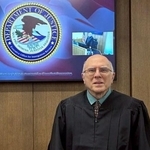 　７月、米東部マサチューセッツ州チェルムスフォードで、移民裁判所の判事を務めていた頃のジョージ・パパスさん（本人提供、共同）