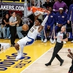 　ヒート戦でダンクシュートを決めたレーカーズの八村＝ロサンゼルス（アナドル提供・ゲッティ＝共同）