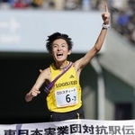 　１位でゴールするロジスティードのアンカー・平林清澄＝熊谷スポーツ文化公園陸上競技場