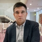 　インタビューに答えるウクライナのパブロ・クリムキン元外相