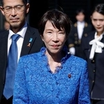 　文化勲章の親授式後、記念撮影に臨む高市首相＝３日午前、宮殿・東庭