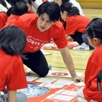 　環境問題を考えるワークショップで、子どもたちと話し合う体操の橋本大輝＝３日、東京都内