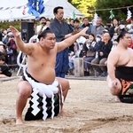 　蓮華院誕生寺で土俵入りを披露する横綱豊昇龍＝３日、熊本県玉名市