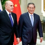 　肩を並べるロシアのミシュスチン首相（左）と中国の李強首相＝３日、中国浙江省杭州市（タス＝共同）