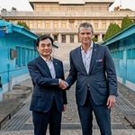 　３日、板門店の共同警備区域で握手するヘグセス米国防長官（右）と韓国の安圭伯国防相（韓国国防省提供・共同）