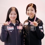　ＧＰ第３戦スケートカナダから帰国し、メダルを手に撮影に応じる千葉百音（右）と中井亜美＝３日、羽田空港