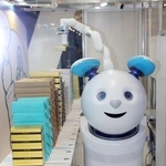 　注文を受けた商品をしっぽの吸盤でつかむロボット「ピックルくん」＝１０月、成田空港