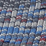 輸出拠点の横浜港で船積みを待つ自動車＝横浜市