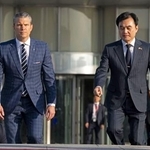 　米韓定例安保協議を前に開かれた歓迎式典に出席したヘグセス米国防長官（左）と韓国の安圭伯国防相＝４日、ソウルの国防省（代表撮影・共同）