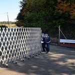 　福島県双葉町の帰還困難区域に設定された「特定帰還居住区域」の一部で立ち入り規制が緩和され、開放されるバリケード＝４日午前