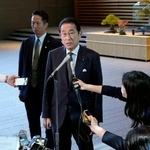 　高市首相と面会後、記者団の取材に応じる岸田元首相＝４日午前、首相官邸