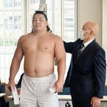 　大相撲九州場所の新弟子検査を受けるトワードルジ・ブフチョローン＝４日、福岡市